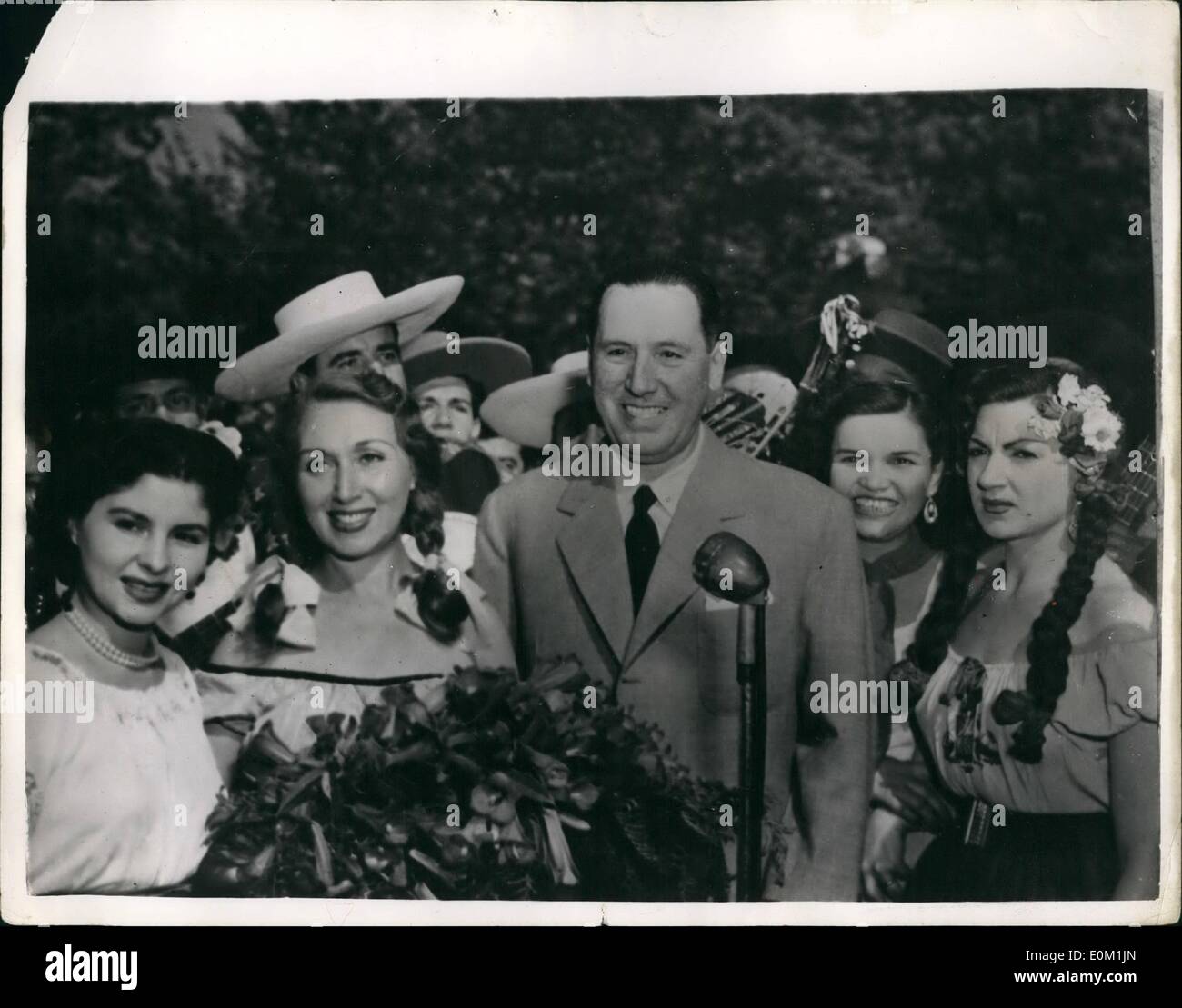 Mar. 03, 1953 - Le Président de l'Argentine - Sur visite au Chili... Peron et le 'Local Lovelies'.... Le président Peron - le dictateur de l'Argentine j'ai vu ici entouré par une multitude de beautés locales lorsqu'il a été bercé par un grand groupe de ''Huasos'' (Gauchos chiliens) - au cours de sa visite d'État à Santiago du Chili en tant qu'invité pour le président du Chili. Banque D'Images