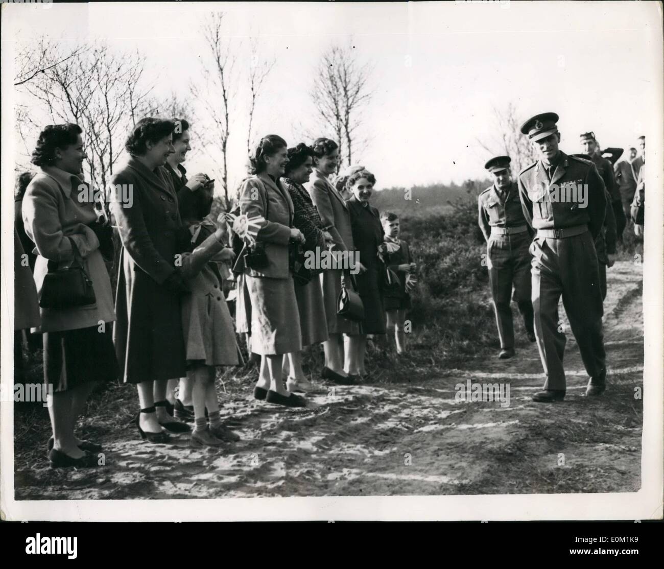 Mar. 03, 1953 - Le duc d'Édimbourg visite les troupes britanniques en Allemagne. : le duc d'Édimbourg, passe devant quelques habitants de la femmes et les enfants des militaires britanniques, après qu'il avait vu une démonstration par le peloton de mortiers du 1er Batt. Hompshire au Royal 15e Régiment, Soltau, hier, lors de sa visite de quatre jours, les troupes britanniques en Allemagne. Banque D'Images