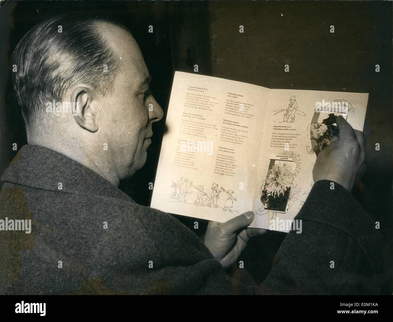 Mar. 03, 1953 - The Nuremberg seedsman Walter Hofmann : parle de fleurs aux enfants comment ils peuvent entrer dans l'ensemble Banque D'Images