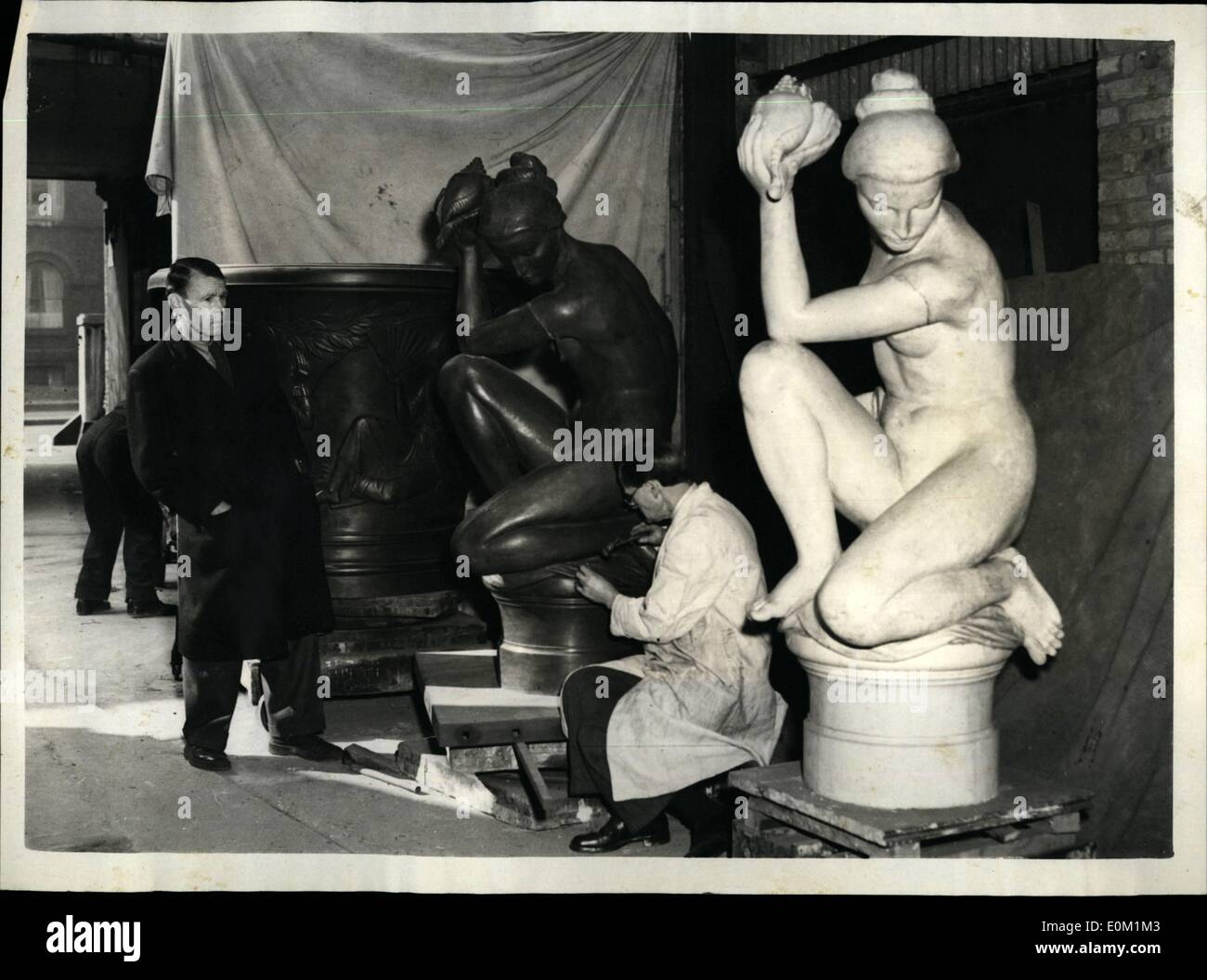 Mar. 03, 1953 - fontaine ornementale de Sloane Square, l'artiste des verrous sur : les travaux avancent au Morris Singer Foundry, Dorset Road, sur la fontaine ornementale à être jeté en bronze - et qui est de se tenir en place Sloans. C'est le travail de M. Gilbert Ledward R.A. il aura 11 pieds de haut - et c'est d'être un don du Seigneur Leighton Fonds.. Il est à espérer d'avoir la fontaine en place avant le couronnement - mais comme un projet de loi devra être adopté au Parlement avant qu'il ne soit autorisé à être placé dans le carré - ce ne sera pas possible. Photo : M. Banque D'Images