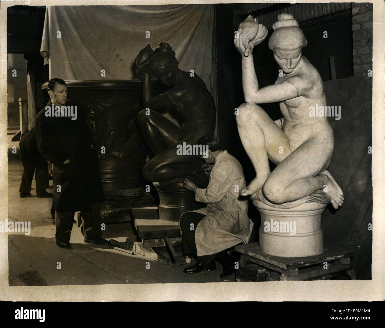 Mar. 03, 1953 - fontaine ornementale de Sloane Square, l'artiste des verrous sur : les travaux avancent au Morris Singer Foundry, Dorset Road, sur la fontaine ornementale à être jeté en bronze - et qui est de se tenir en place Sloans. C'est le travail de M. Gilbert Ledward R.A. il aura 11 pieds de haut - et c'est d'être un don du Seigneur Leighton Fonds.. Il est à espérer d'avoir la fontaine en place avant le couronnement - mais comme un projet de loi devra être adopté au Parlement avant qu'il ne soit autorisé à être placé dans le carré - ce ne sera pas possible. Photo : M. Banque D'Images