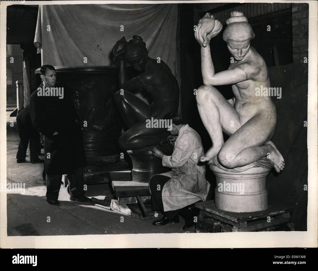 Mar. 03, 1953 - crn dans une fontaine mentale pour Square.. L'artiste regarde sur : les travaux avancent au Morris est Singer Fonderie, Dorest Road, sur la fondation d'ornement et d'être jeté dans un bronze-et qui est d'intervenir à Sloane Square.. C'est le travail de M. Gilbest Ledward R.A. il aura 11 pieds de haut- et c'est d'être un don du Seigneur Leighton Fonds. Il est à espérer d'avoir la fontaine en place avant le couronnement, mais comme un projet de loi devra être adopté au Parlement avant qu'il ne soit autorisé à être placé dans le carré-ce ne sera pas possible. Photo montre M. Banque D'Images