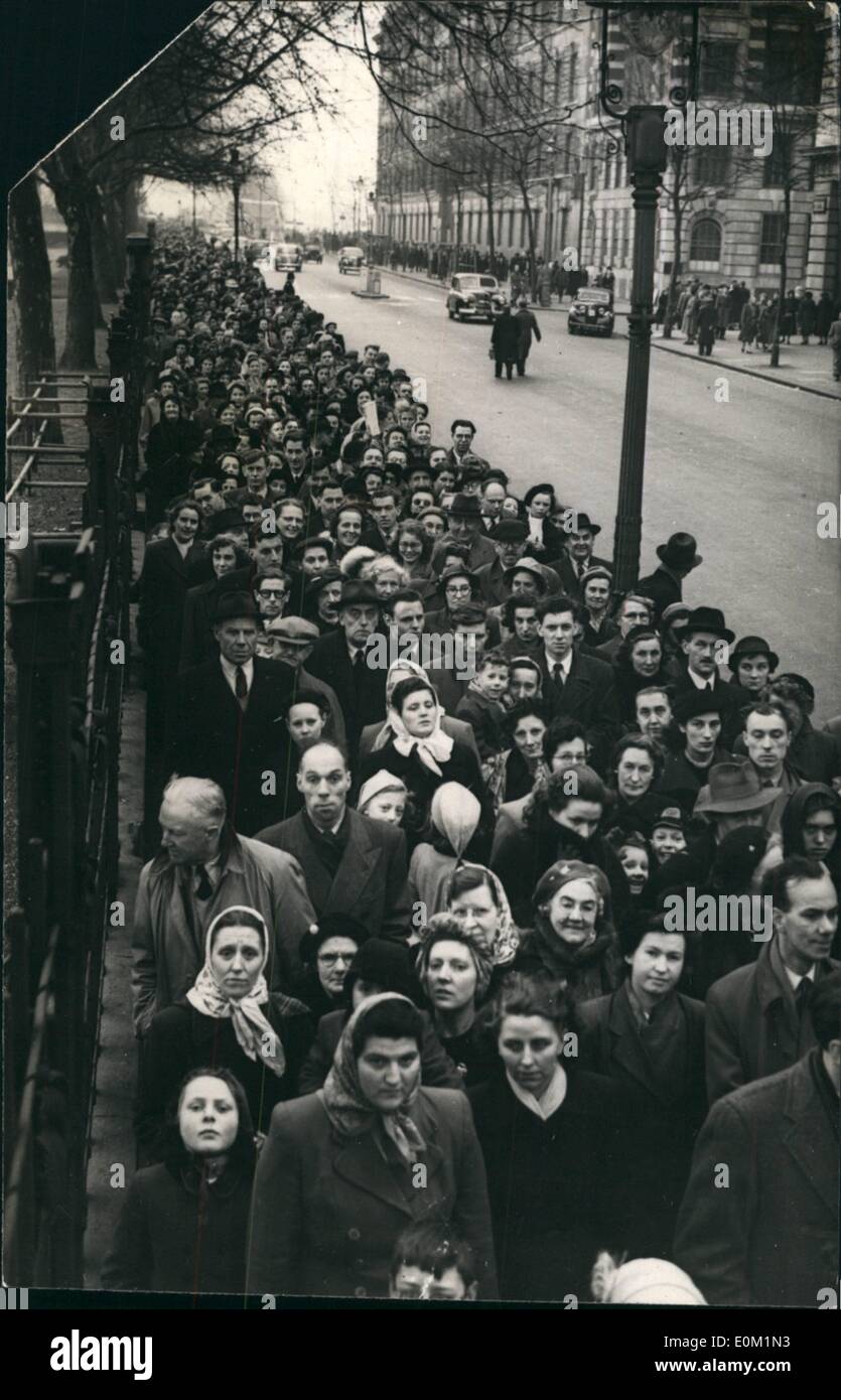 28 ou 29 1953 mars - Reine Mary : couché - dans l'État de Westminster Hall. la longue file d'attente. Photos montre:- Une partie de la file d'attente fantastique, en ligne depuis Westminster Hall cet après-midi - pour les mentir - dans - l'état de la reine Marie. Banque D'Images