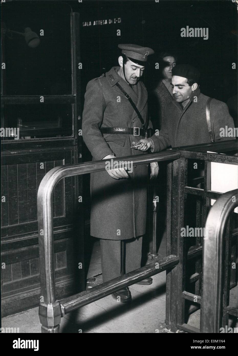 Mar. 03, 1953 - grève générale des travailleurs des chemins de fer. Aider les voyageurs de la police à la gare de Milan. Banque D'Images