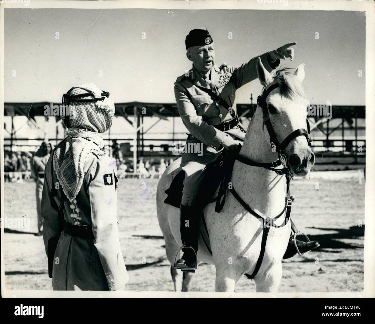 Avril 04, 1953 - défilé du couronnement couronnement Pour répétition : Les membres de la Légion arabe répété leur grande parade pour le Couronnement du Roi Hussein de Jordanie.l Le défilé aura lieu à l'aéroport d'Amman le 3 mai - Le jour suivant la cérémonie du couronnement. Photo montre Glubb Pacha, vu comme il a regardé la parade à l'aéroport d'Amman. Sur la gauche est son fils, Paris. Banque D'Images