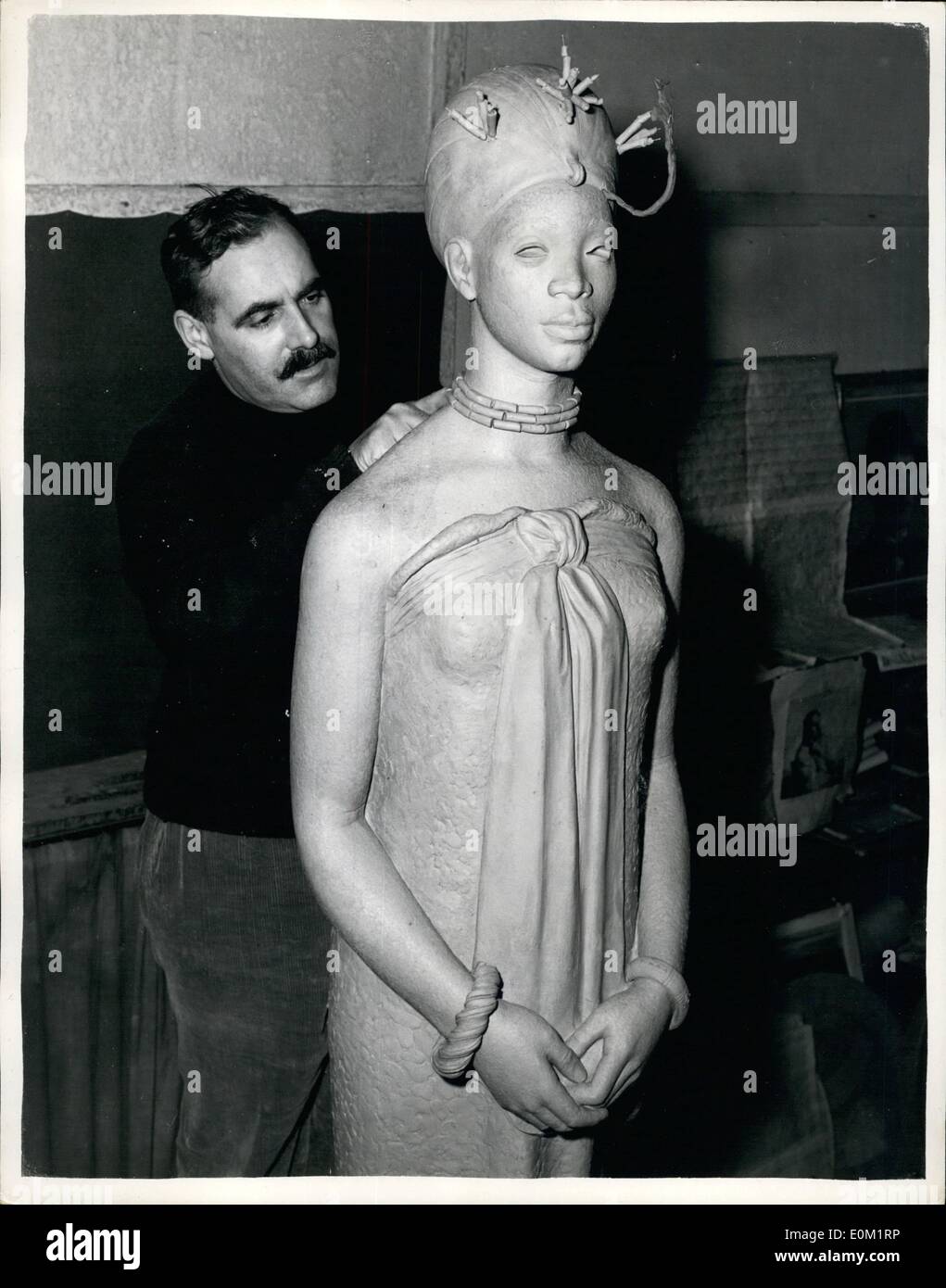 04 avril 1953 - ''Emotan, la femme du marché'' statue indigène pour la ville du Nigeria occidental : bénin City Native, Nigeria occidental, à la suggestion de l'OBA DU BÉNIN, a commandé une statue d'Emotan, une femme du marché Beni du XVe siècle, vénérée par le peuple béninois pour son travail humanitaire et l'amour des enfants. Il sera érigé sur sa tombe près de la place mar~et au Bénin. Le sculpteur est M. John Danford, directeur régional du British Council dans la province occidentale du Nigeria. Il travaille sur la statue qui mesure 6 pieds - dans UN studio de Chelsea. Il doit être moulé en bronze Banque D'Images