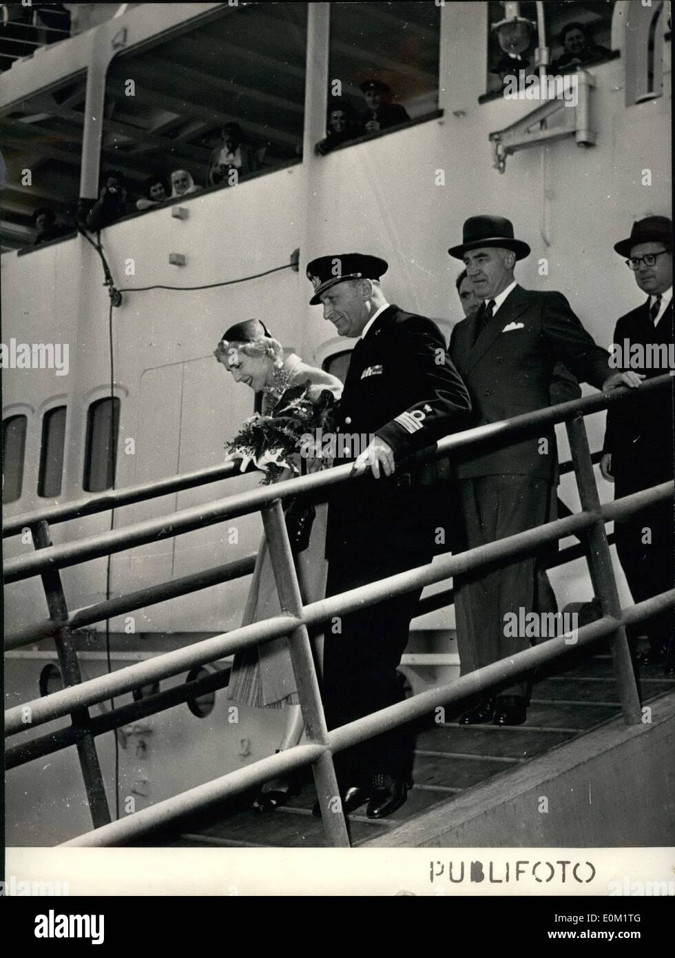 Avril 04, 1953 - Le nouvel ambassadeur américain Mme Clare Booth Luce et son mari M. Henry Luce arrivant à Naples en laissant la Banque D'Images