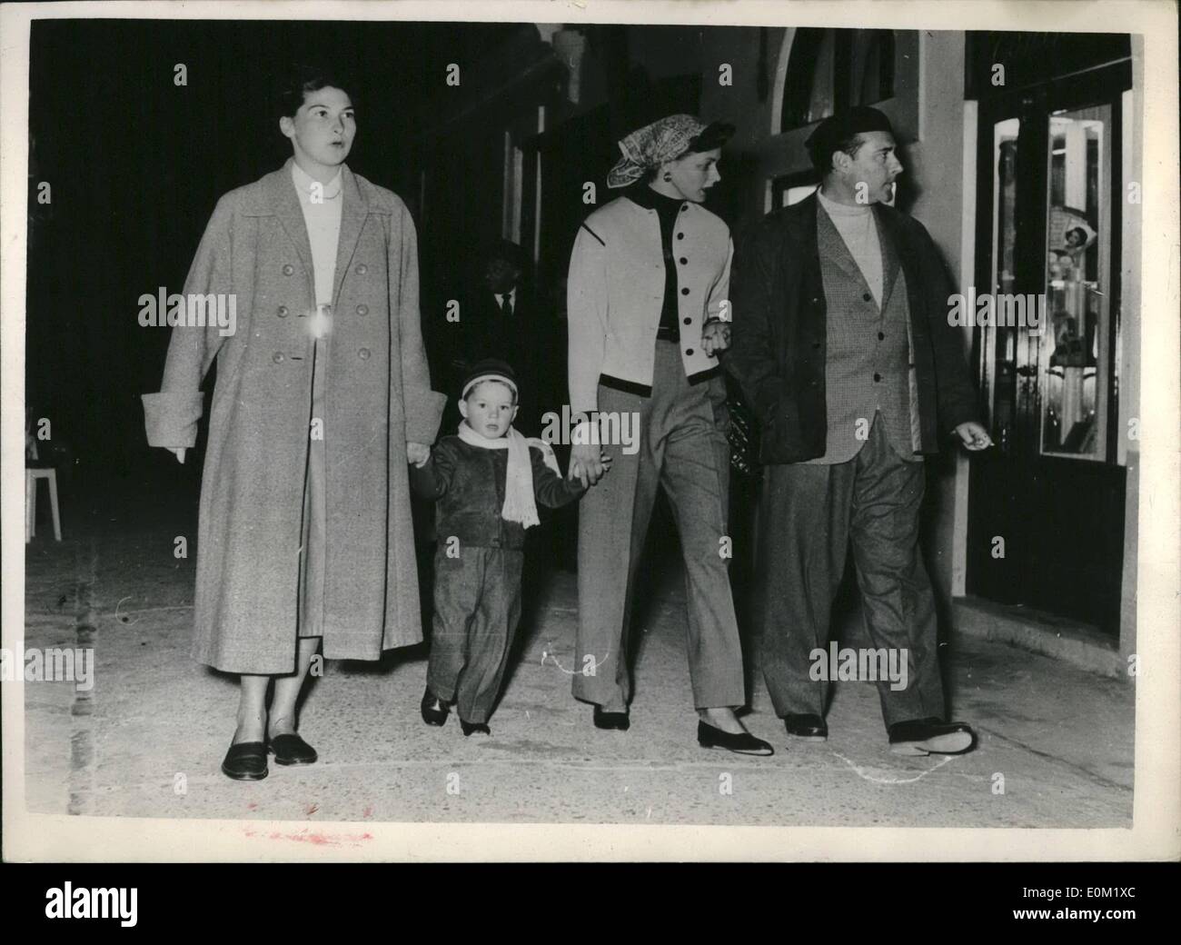 Mar. 03, 1953 - La Rossellini's à Capri, Ingrid Bergman et famille : Robert Rossellini le producteur de cinéma italien et son célèbre épouse Ingrid Bergman sont aujourd'hui à Capri étaient ils font un film italien. Roberto est vu ici en escortant sa femme et leur jeune fils Robertino lors d'une promenade dans les rues de la célèbre station. Banque D'Images Mar. 03, 1953 - La Rossellini's à Capri, Ingrid Bergman et famille : Robert Rossellini le producteur de cinéma italien et son célèbre épouse Ingrid Bergman sont aujourd'hui à Capri étaient ils font un film italien. Roberto est vu ici en escortant sa femme et leur jeune fils Robertino lors d'une promenade dans les rues de la célèbre station. Banque D'Images