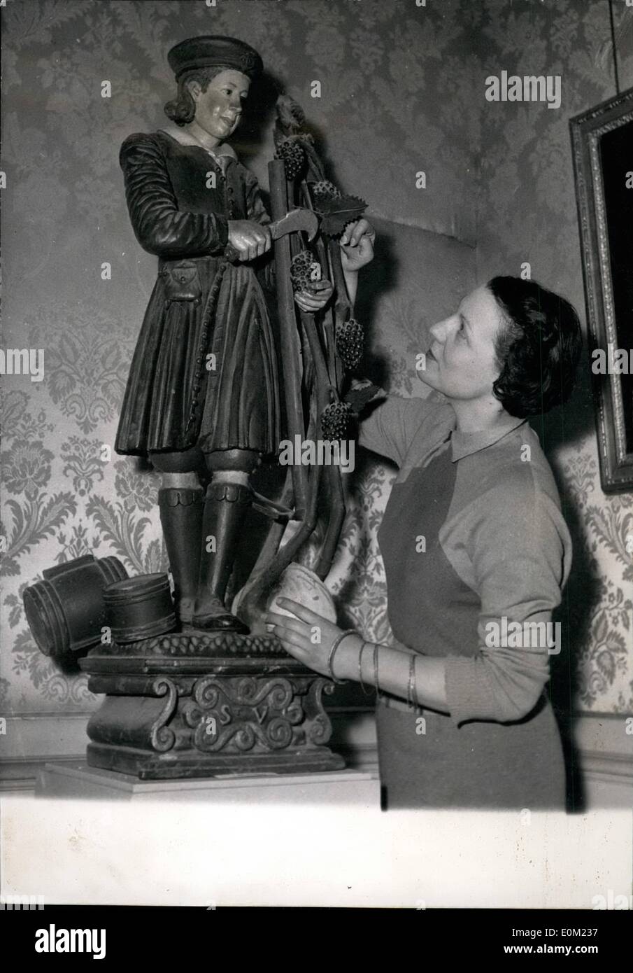 04 avril 1953 - exposition des vins français : l'exposition de la vigne française dans l'histoire a récemment ouvert ses portes à l'hôtel Rohen à Paris.Photos : la statue de Saint-Vernier le patron de Viethnicheurs de Jure. Banque D'Images