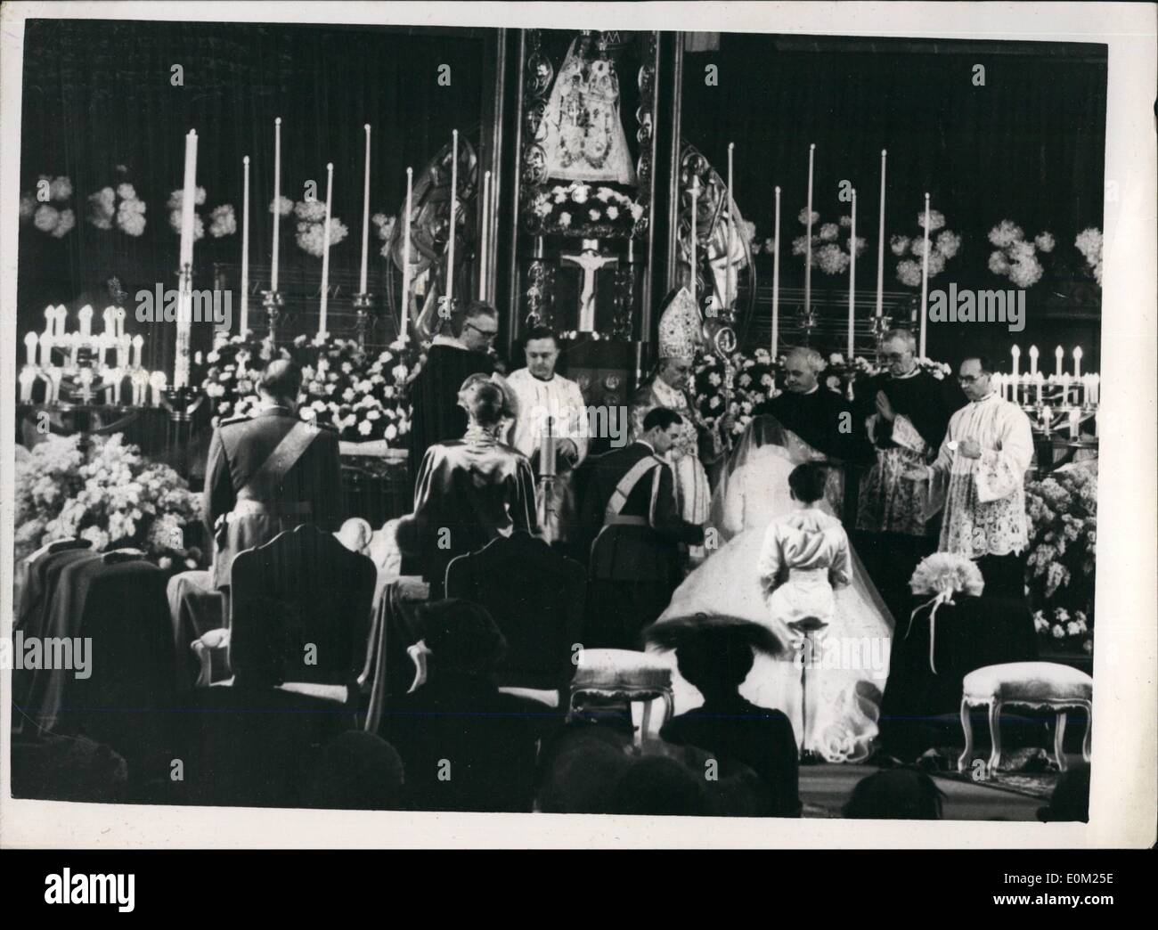 Avril 04, 1953 - Photo par Air... Mariage Royal au Luxembourg.... Dans une cérémonie riche en couleurs aujourd'hui le Prince Jean de Luxembourg épouse la princesse Joséphine Charlotte des Belges dans la cathédrale du 13ème siècle. La cathédrale a été précédé d'un mariage mariage civil dans le palais ducal... Photo montre : l'impressionnante scène dans Cathédrale de Luxembourg au cours de la cérémonie de mariage d'aujourd'hui. Banque D'Images