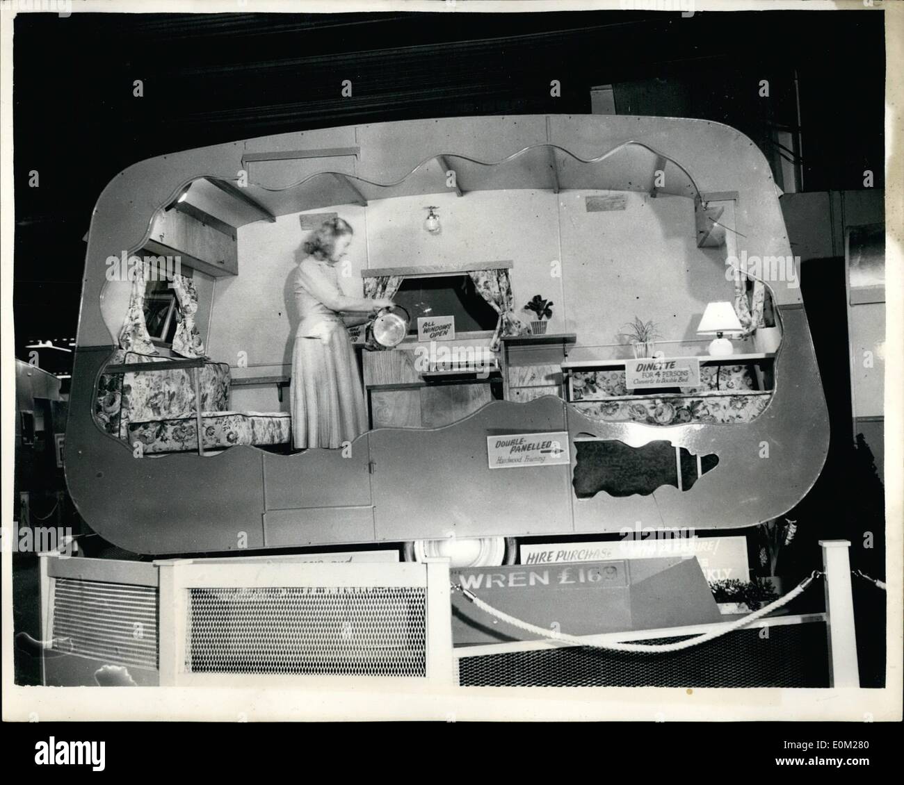 Mar. 03, 1953 - Aperçu de l'Ideal Home Exhibition... Caravane léger pour quatre. Photo montre : vue en coupe de l'e Banque D'Images