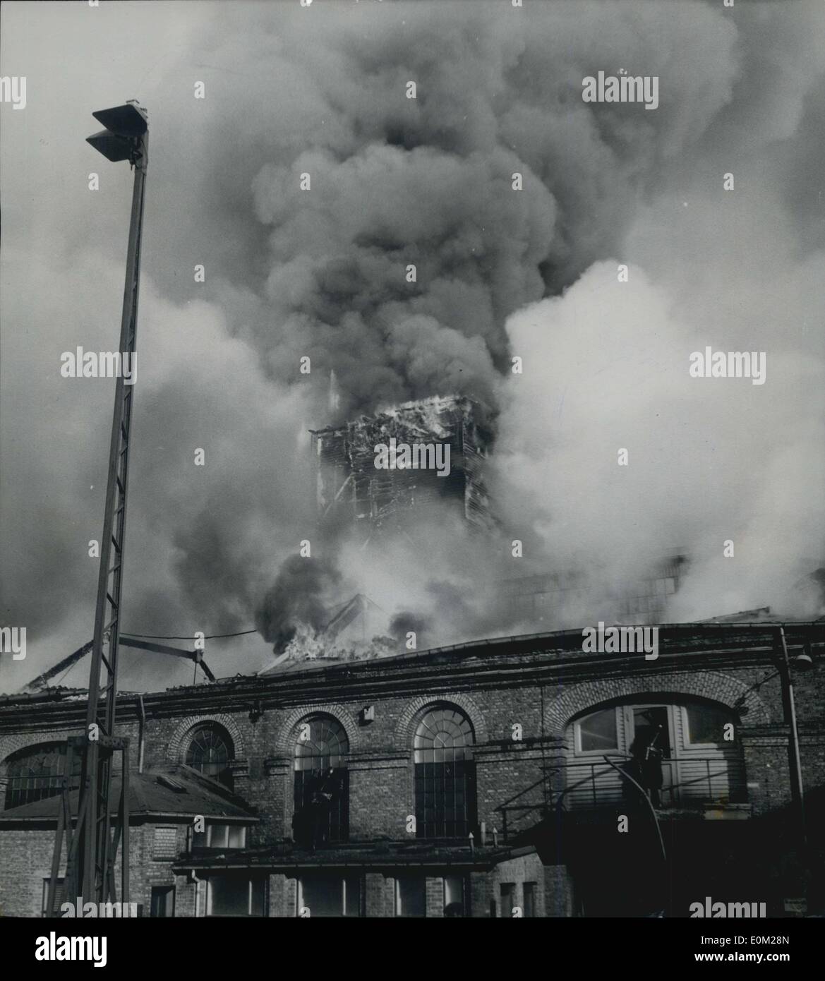 Mars 05, 1953 - 5 mars 1953 à Copenhague. Burmeister & Wain en feu - les énormes dommages. Le célèbre chantier danois Burmeister & Win, Copenhague, la plus grosse entreprise au Danemark, a été frappé par un violent incendie ce matin. Les dommages causés par l'incendie est casued énormes de plus de cinq millions de couronnes danoises. C'est le ministère où les formes et modèles en bois pour le nouveau bâtiment-ont été stockés, qui faisait rage. Aussi un nouveau bâtiment appelé ''Photo-Tower'' a été gâché par l'incendie. Instruments optiques pour différentes mesures d'une valeur de plus de 2 mill Kr ont été conservés, et ils ont tous perdu Banque D'Images