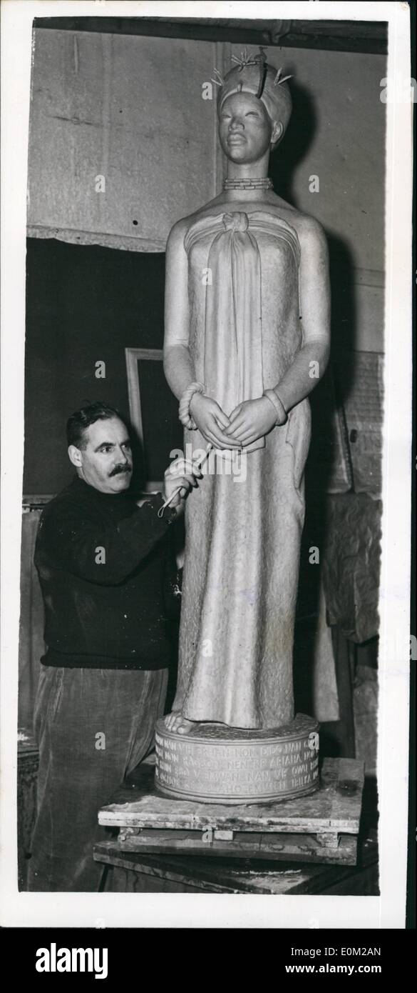 04 avril 1953 - ''Emotan, The Mar~et~oman''. Statue indigène de la ville du Nigeria occidental : Bein City Native Authority, dans l'ouest du Nigeria, à la suggestion de l'OBA de Benen, a commandé une statue d'Emotan, une femme du marché de Beni du XVe siècle, vénérée par le peuple Bini pour son travail humanitaire et l'amour des enfants. Il doit être érigé sur une tombe près du marché du Bénin. La sculpture est M. John Danford, directeur régional du British Council dans la province occidentale du Nigeria. Il travaille la statue qui mesure 6 pieds - dans un studio de Chelsea. Il doit être moulé en bronze Banque D'Images