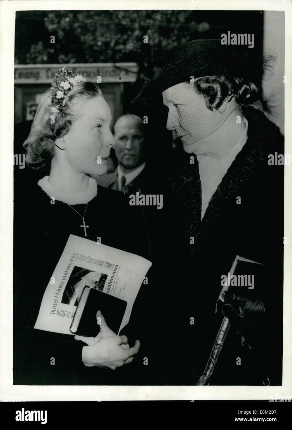 Avril 04, 1953 - Frau Goring assiste à sa fille Edda - confirmation à Munich : Frau Goring - veuve de la Luftwaffe qui ont échappé à la leader de potence - par suicide à la dernière minute - vu avec sa fille lorsqu'elle a assisté à l'Edda confirmation de ce dernier à Munich récemment. Banque D'Images