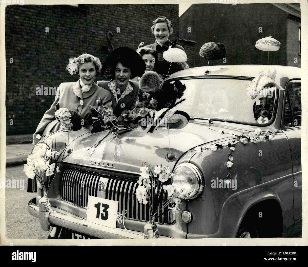 Avril 04, 1953 - Belles et bonnets en parade à Luton. : l'un des plus grands défilés de capot avant Pâques a eu lieu aujourd'hui à Luton Banque D'Images
