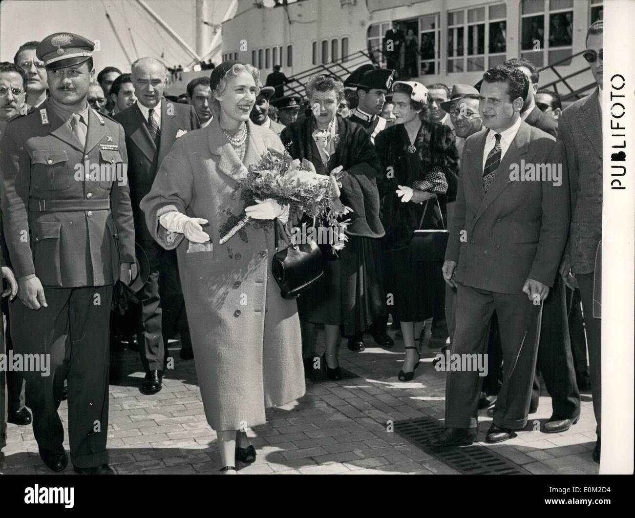 Avril 04, 1953 - Le nouvel ambassadeur américain Mme Claire Booth Luce et son mari M. Henry Luce arrivant à Naples en laissant l'Andrea Doria navire amiral de la ligne italienne. Banque D'Images