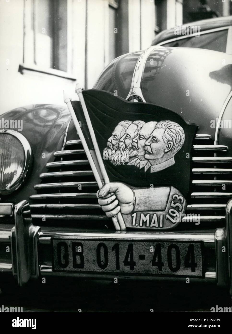 Avril 04, 1953 - presque chaque voiture à Berlin-est est décoré avec cette plaque montrant le ''Père'' du socialisme Staline, Lénine, Marx, et Engele. Les voitures spéciales disponibles pour les visiteurs de l'Exposition de Bruxelles Banque D'Images