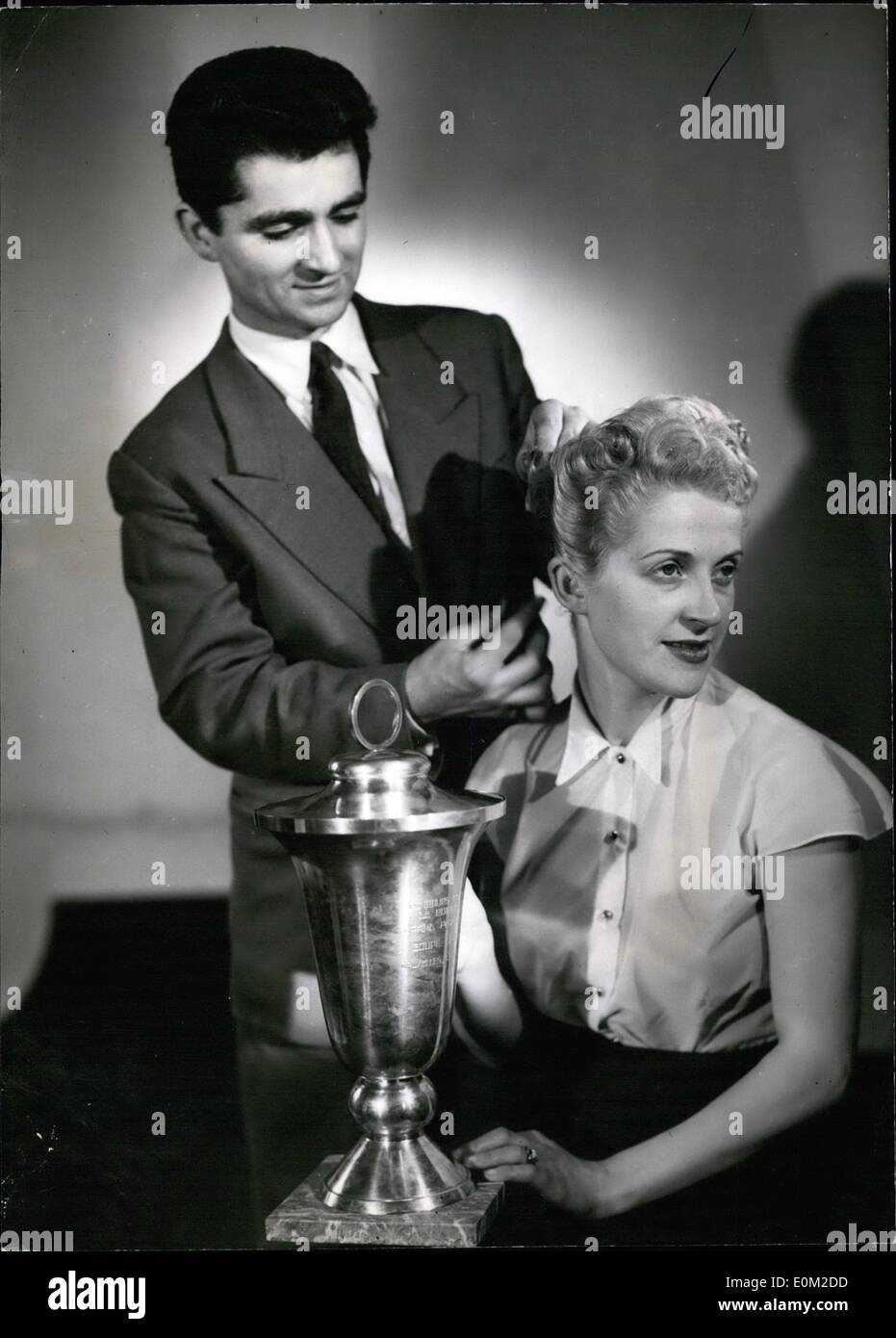 Avril 04, 1953 - French man remporte le concours de beauté International : M. Arnoux d'Argenteuil Paris Suburb mettant la Banque D'Images