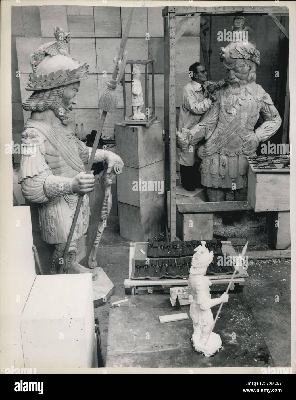Mar. 11, 1953 - L'avancement des travaux sur les statues de ''Gog'' et ''Magog'' pour revenir à la Guildhall : les travaux sont presque terminés à la Welwyn Evans - sur les nouvelles statues de la célèbre Guildhall ''Gog'' et ''Magog'' - qui ont pour but de remplacer le triginals qui ont été détruits par des bombes incendiaires allemandes en 1940. Les statues sont 9ft.3 ins. en hauteur (les originaux ont été 14 ft). La sculpture est financé par Sir George Wilkinson, ancien Lord Maire de Londres - et les statues sont placées en position à temps pour le jour du couronnement. Photo montre M. Banque D'Images