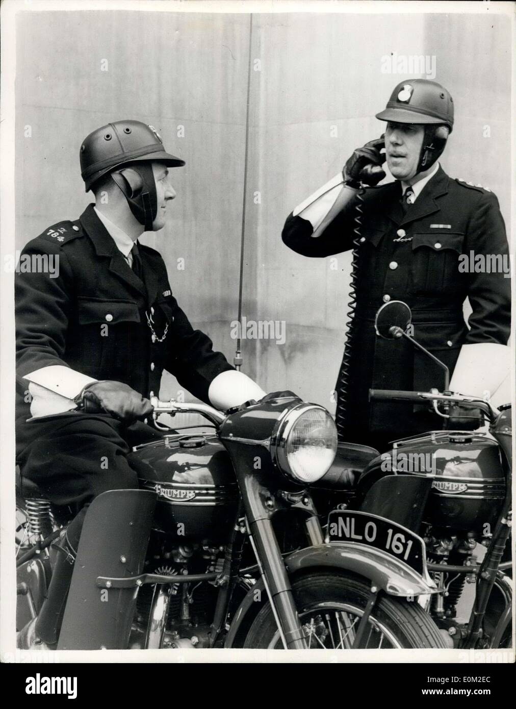 12 mars 1953 - Casques pour la police : Sir Harold Scott, commissaire de la Police métropolitaine, a émis l'ordre que tous les agents de police à vélo dans la région de London sont à porter des casques. Un casque spécial de fibres durs pesant llb. 2os, a été conçu pour eux. Photo montre : Inspecteur en chef P. Moore (à droite), Brewis, portant les nouveaux casques, aujourd'hui à Scotland Yard. Le casque sera généralement émis dans environ six semaines de temps. Banque D'Images