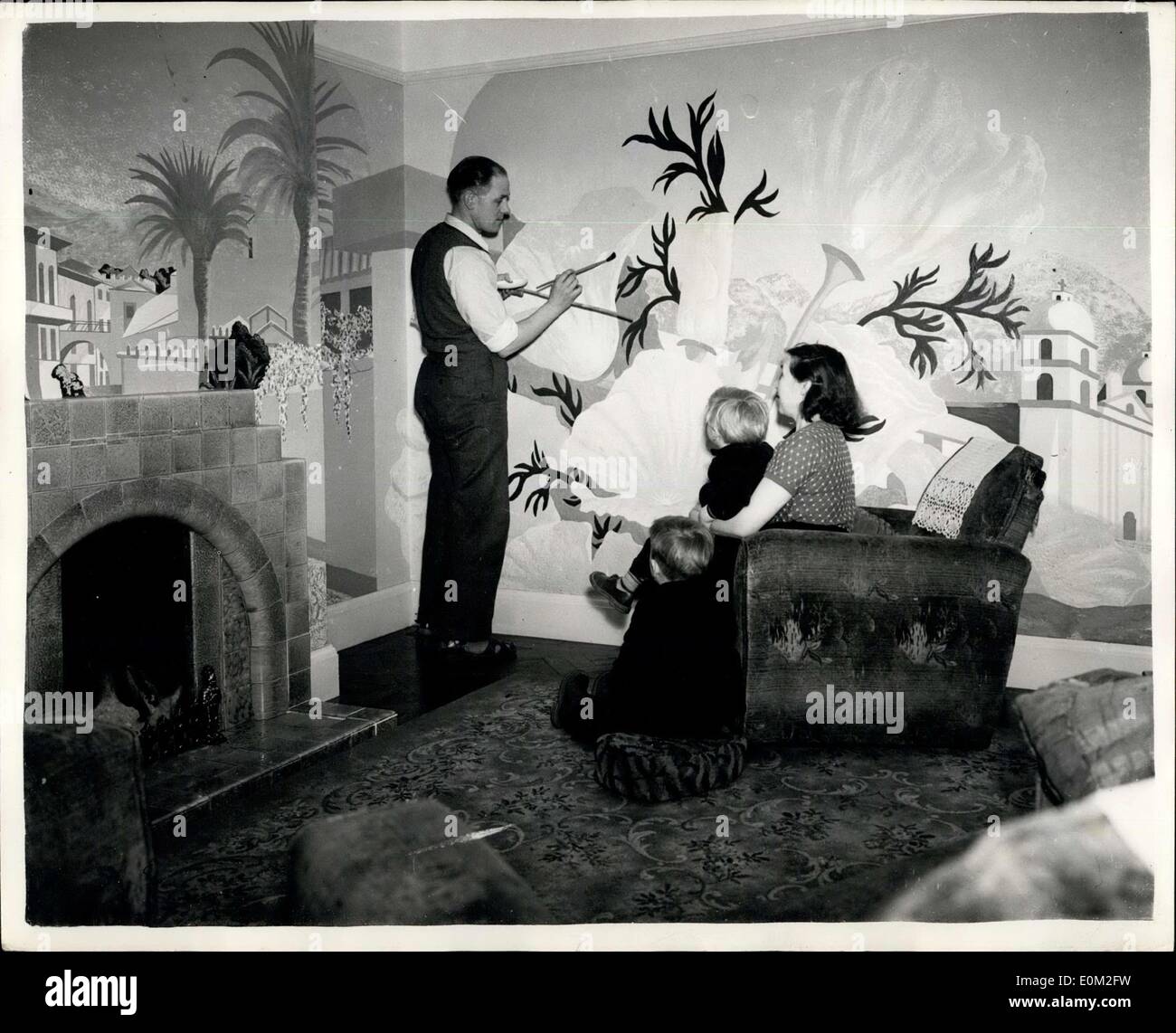 18 mars 1953 - Nouveau Design dans la décoration d'intérieur British Railways - Travailleur à Chester : pour obtenir loin de papier peint et les formes ordinaires de la décoration murale - M. Ernest un Clyaton les travailleurs des chemins de fer britanniques de Chester a décoré son salon avec une conception unique de l'ensemble de la peinture. Photo montre M. Clayton au travail sur la peinture du mur avec une conception de coquelicots énorme à un Tibstian - honnêteté vu par sa femme et leurs enfants France (4) et Michael (2 1/2) Banque D'Images