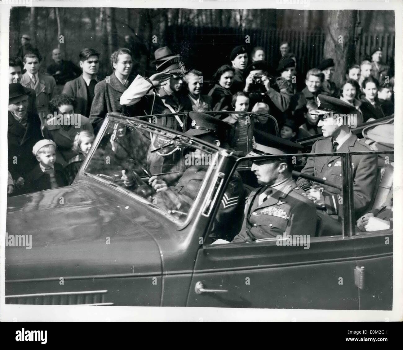 Mar. 21, 1953 - Français Les gens regardent le duc d'Édimbourg - Lors de sa tournée des forces britanniques.. Photo montre :- un num Banque D'Images