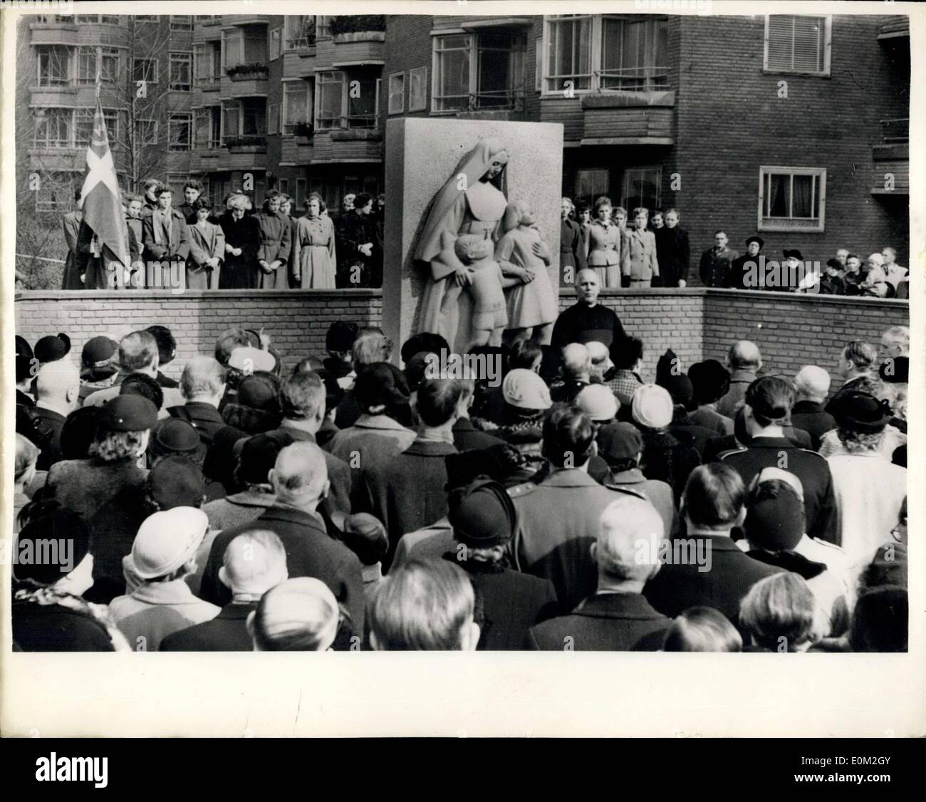 23 mars 1953 - Memorial inauguré à l'occasion de la R.A.F. accidentelle Bombardement de l'école française à Copenhague : un mémorial a été inauguré à Copenhague sur les huit ans de l'bombardement accidentel de l'école Jeanne d'Arc, l'école française de Copenhague. C'est un mémorial pour les 86 enfants et 13 adultes et a été construit sur le site de l'école et le travail est-il fo le sculpteur danois Max Andersen. Le monument représente une religieuse avec deux jeunes élèves. La photo montre la vue générale lors de la cérémonie d'inauguration, à Copenhague. Banque D'Images