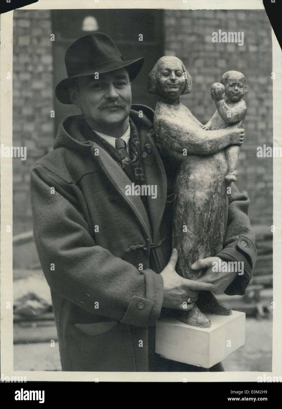 24 mars 1953 - Envoi - en journée pour la sculpture à l'Académie Royale. ''La pomme mûre''. Photo montre John Dowie d Chelses avec Banque D'Images