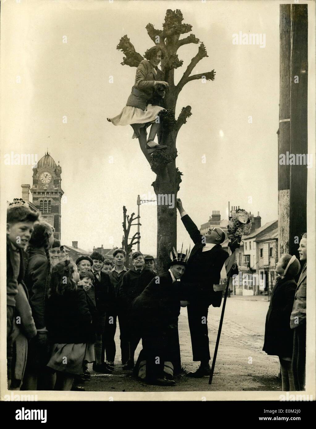 Avril 04, 1953 - Cérémonie d'Hocktide à Hungerford. L'ancienne fête traditionnelle à hocktide, s'est tenue aujourd'hui à Hungerford, Berks. Conformément à la coutume, le Tuttimen est passé par la ville avec leur décoration fleurs portées, de recueillir leur '''' un baiser ou un centime des femmes de la ville. Photo : Keystone montre M. R.A. Bartholomew, un tuttiman, sa portée, étant assisté par M. G. T. Scarlett dans un arbre pour obtenir son ''date'' - un baiser ou un denier, de Mme Gillian Fraser, à Hungerford aujourd'hui. Banque D'Images