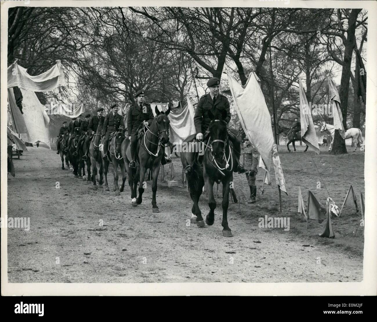 Avril 04, 1953 - Les bénévoles à l'usage des chevaux Train V.I.P's Coronation pendant... Camp dans Hyde Park... Un camp a été mis en place dans Hyde Park pour la formation des chevaux pour être utilisé par V.I.P, de l'arborescence services - pendant la cérémonie de couronnement. Les chevaux dont aucun n'a encore été sur les routes - sont formés par des bénévoles de la Royal Army Veterinary Corps et de la Gendarmerie royale du Canada - pour une formation similaire.. Ils sont habitués au bruit et l'agitation associés à la Coronation.. Photo : Keystone montre R.A.F Banque D'Images