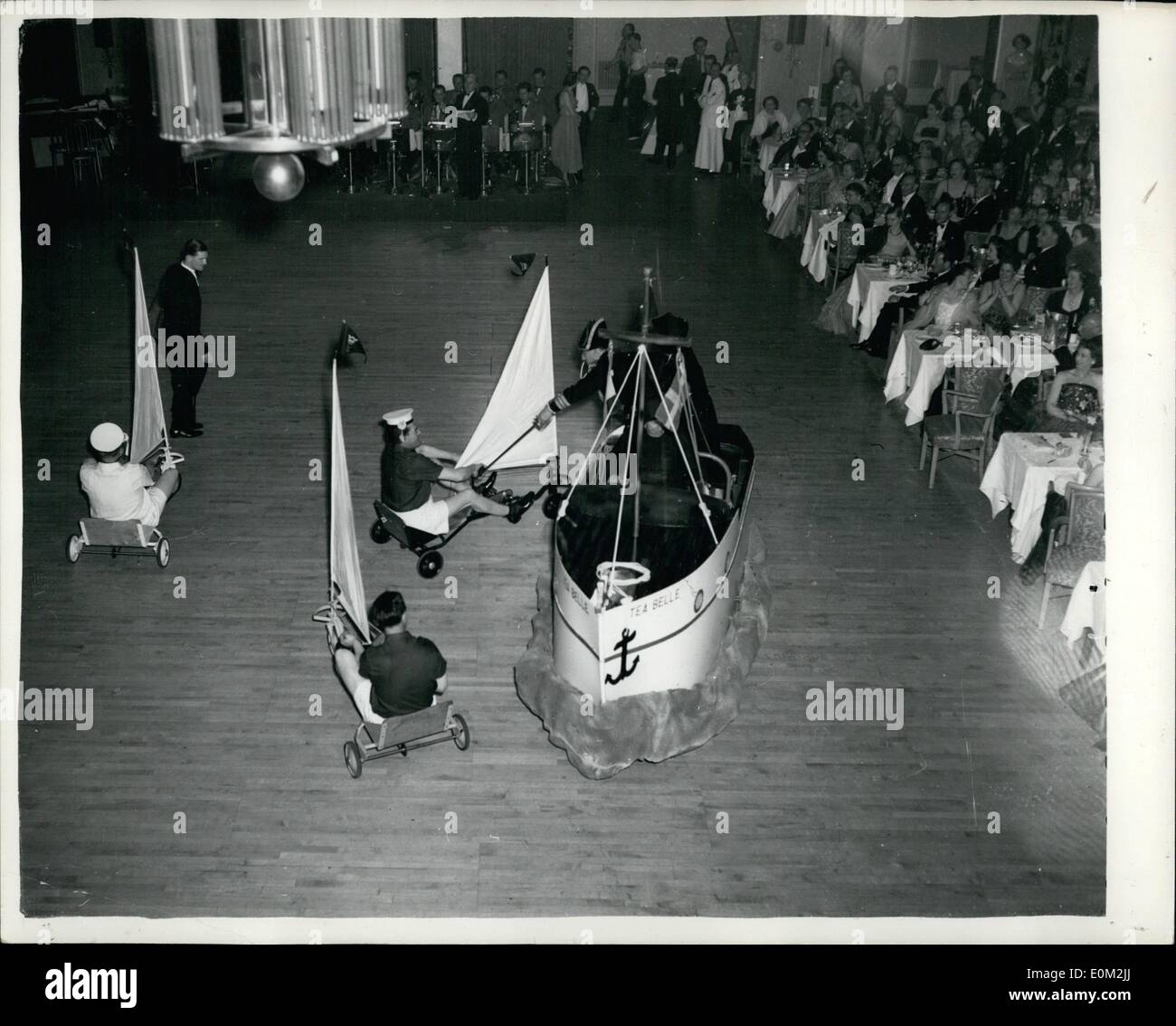 Avril 04, 1953 - Yacht race dans un hôtel : Sur ordre du Seigneur Taverners Ball, tenue à Grosvenor House La nuit dernière, un roman yacht race a été Banque D'Images