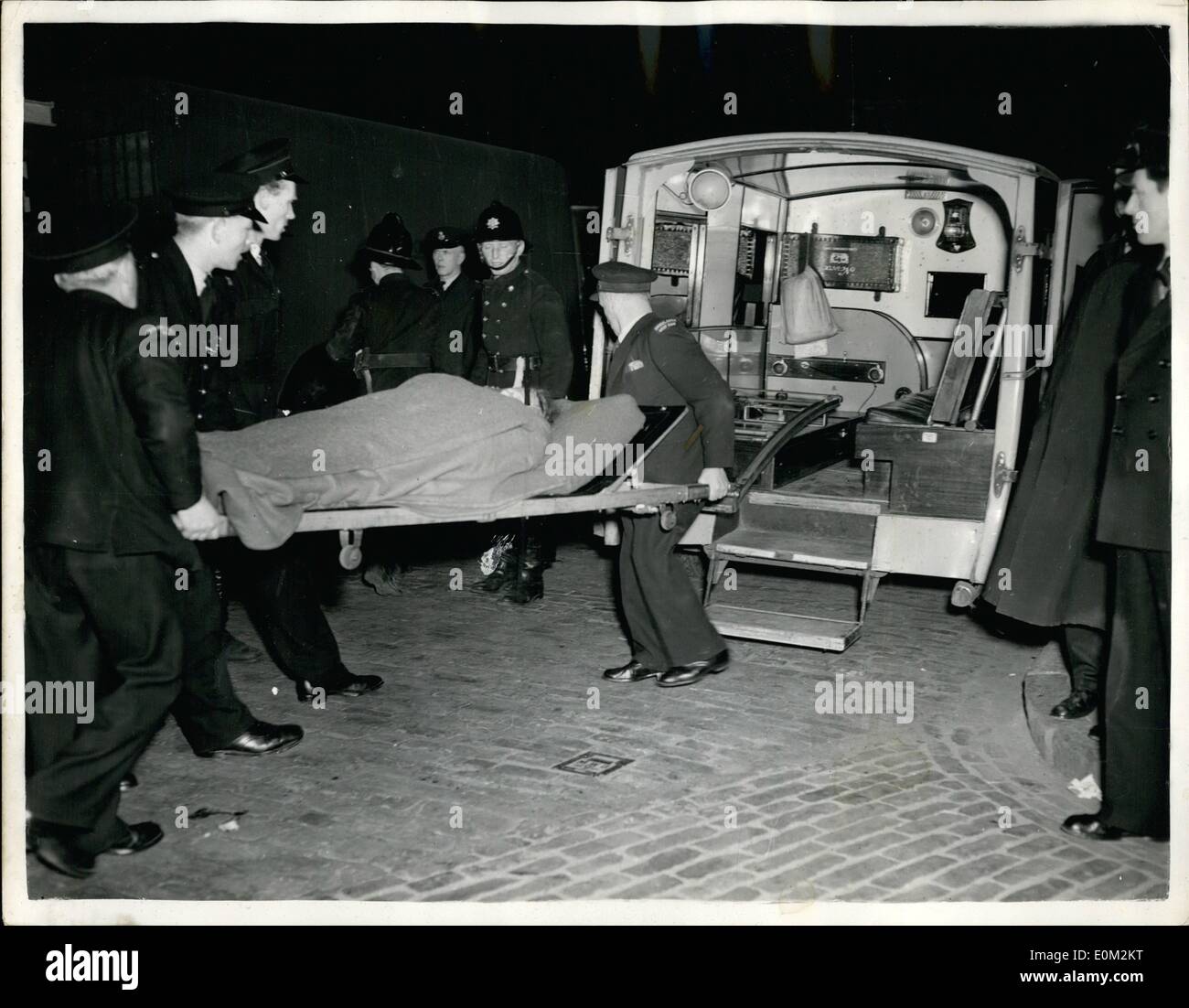 Avril 04, 1953 - Neuf morts dans la catastrophe du Tube : Neuf personnes sont mortes aujourd'hui connu dans le tube Central Line disaster à Stratford hier soir, le pire dans l'histoire de l'underground de Londres. C'est le deuxième entraîneur de l'Ealing Broadway-Epping qui s'est former le gros de l'accident. Le train s'est heurtée à l'arrière d'un autre train roulant de Greenford à Hainaut. Photo montre pompier effectuer un habitué les femmes sur une civière de statique Stratford hier soir. Le tunnel bloqué l'épave et seulement une ligne de civière les hommes pouvaient fonctionner. Banque D'Images