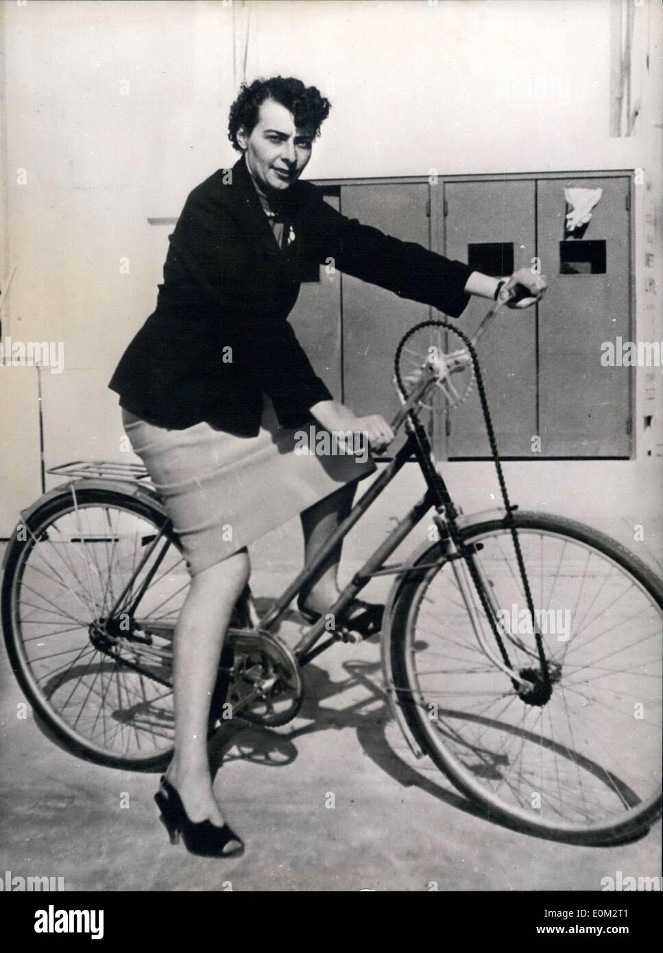 12 mai 1953 - Ce modèle ''Paris'' vélo est tout à fait différent de votre moyenne. Vous pouvez pédale avec vos mains. Banque D'Images