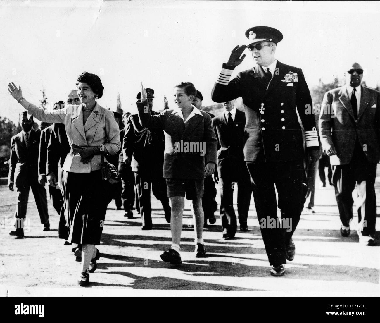 Le roi Paul promenades avec épouse la reine Frederica et fils Constantin II Banque D'Images