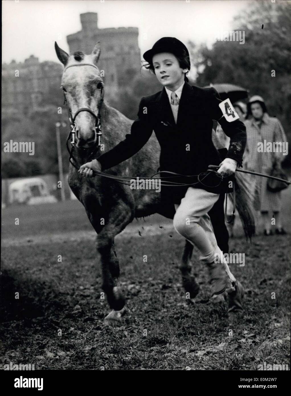 16 mai 1953 - Royal Windsor Horse Show mettant le poney à travers ses pages. : Photo montre Mademoiselle Jabeena Maslin met sa variété de poney au pas - lorsqu'il prend part à la classe de poney pour les enfants nés en 1941 ou après - pendant le Royal Windsor Horse Show aujourd'hui. Banque D'Images