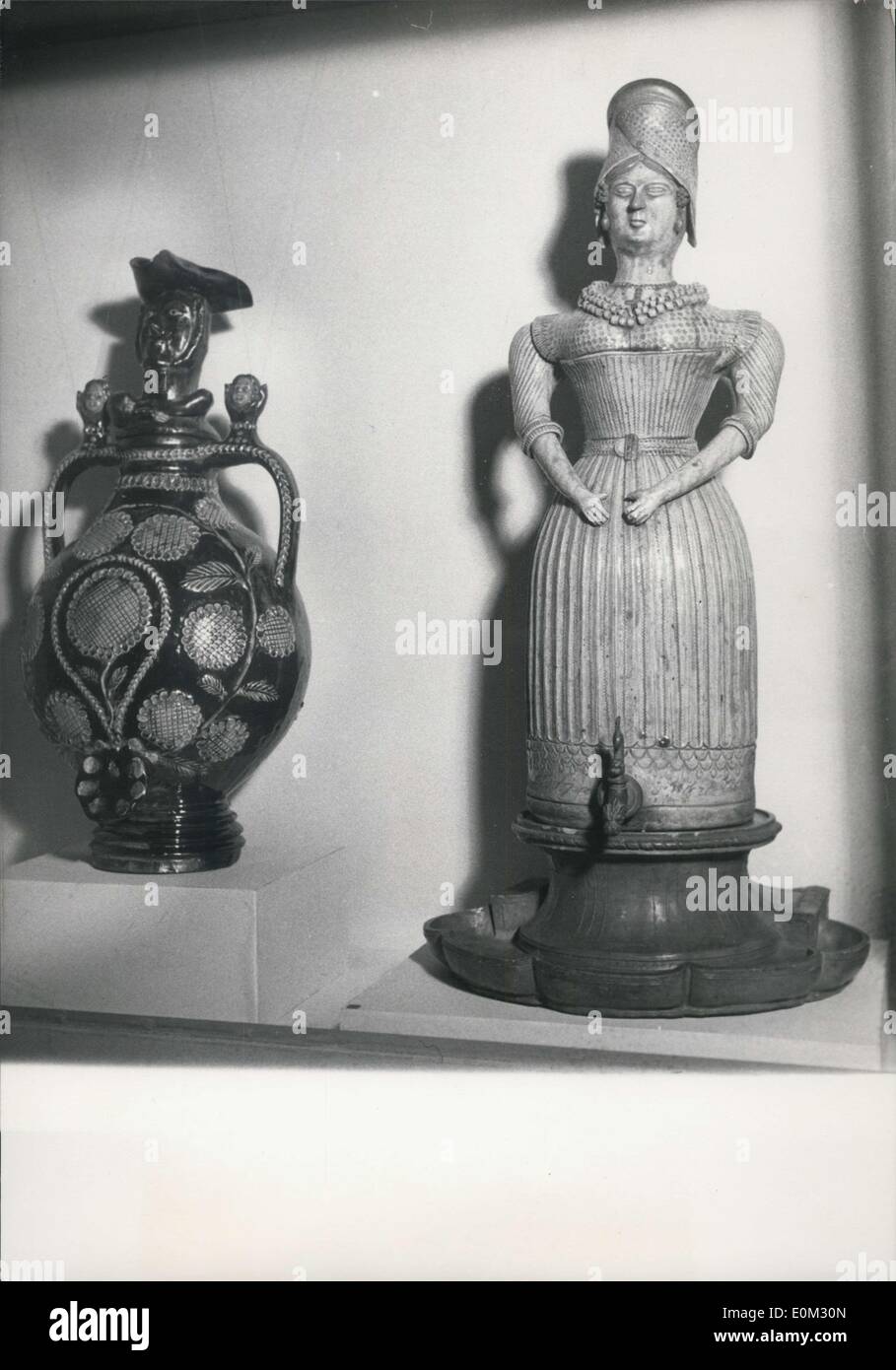 Avril 18, 1953 - à gauche : La poterie fabriquée dans le Calvados arrondissement au cours du 18e siècle. Droite : poterie de la Cher District au cours du xixe siècle. Banque D'Images