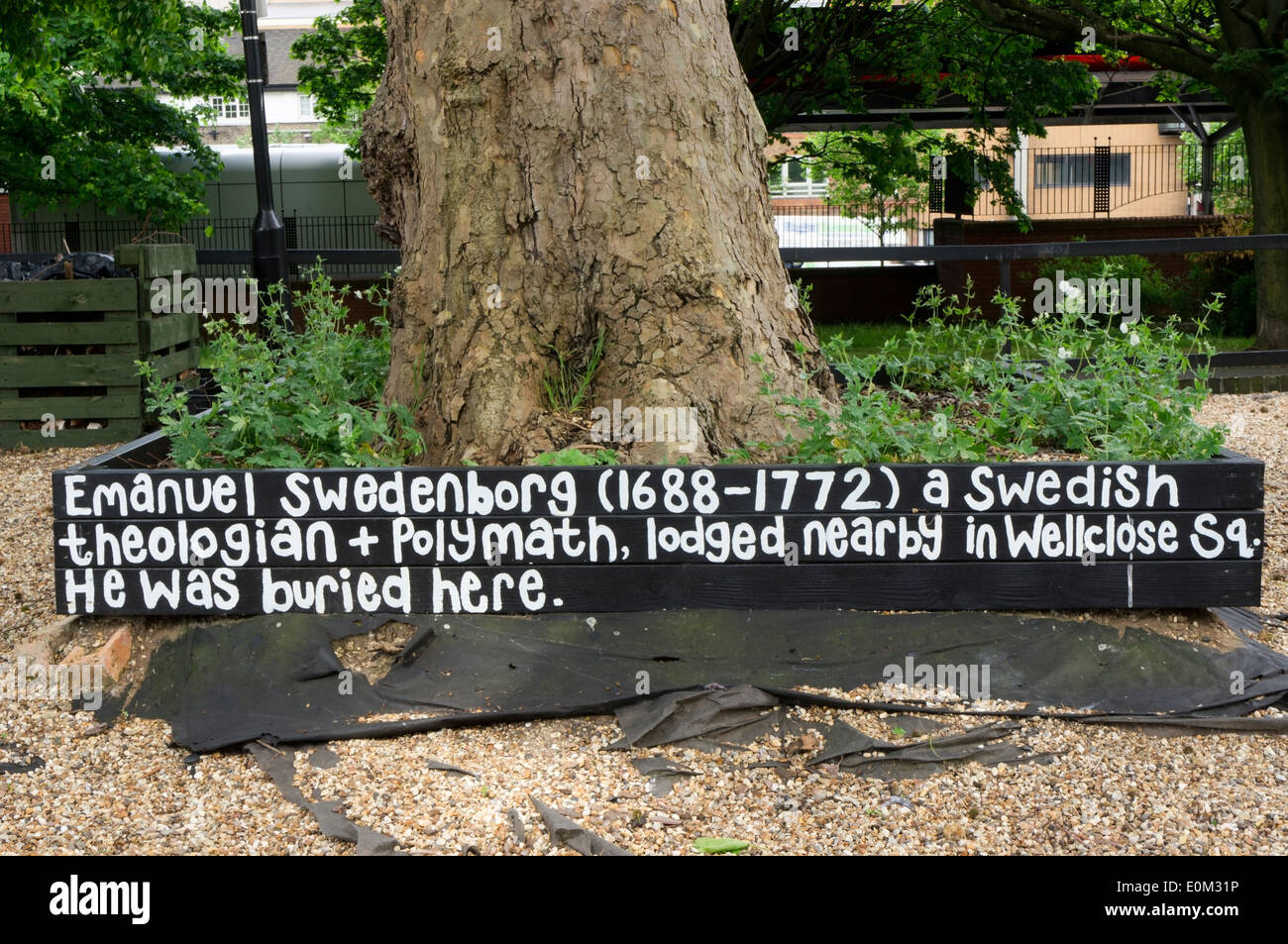 Un mémorial à Emanuel Swedenborg sur le site de l'Église suédoise cimetière de l'Est de Londres où il a été enterré. Banque D'Images