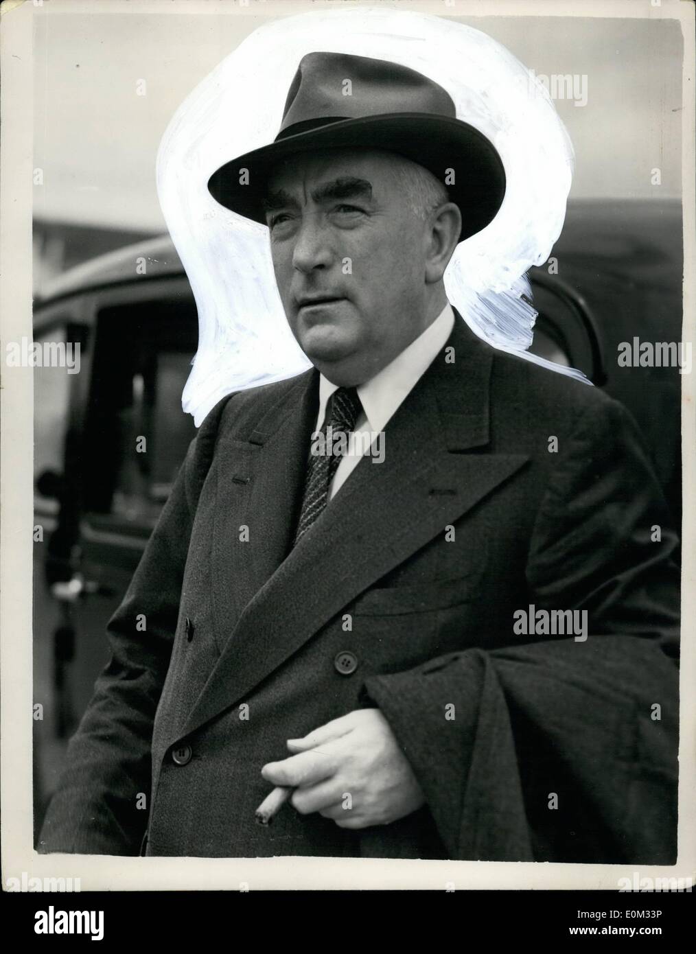 22 mai 1953 - 22-11-53 Le Premier Ministre de l'Australie arrive pour couronnement. M. Menzies à l'aéroport de Londres. M. R.G. Menzies, le Premier Ministre australien, accompagné de sa femme et leur fille Heather est arrivée à l'aéroport de Londres ce matin. Ils sont ici pour le Couronnement. Photo : Keystone montre M. Menzies à son arrivée à l'aéroport de Londres aujourd'hui. Banque D'Images