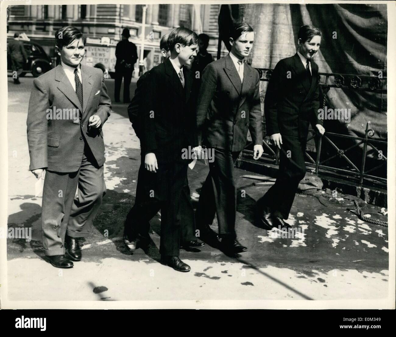 26 mai 1953 - 26-5-53 Pages arrivent à l'abbaye pour couronnement répétition. Photo montre : L Ã¢â€" rel : Lord Montgomery ; Hen Banque D'Images