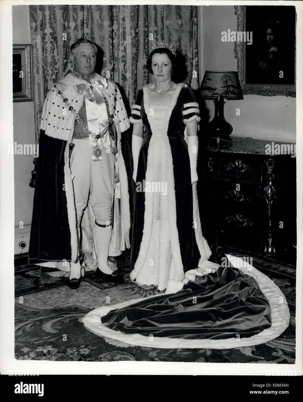 27 mai 1953 - Le duc et la duchesse de Norfolk à Coronation Robes : l'homme avec le plus gros travail en Grande-Bretagne aujourd'hui, le maître d'oeuvre derrière les préparatifs du Couronnement, le Comte Maréchal, le duc de Norfolk, photographiés avec la Duchesse de Norfolk vêtus de leurs robes de couronnement de la nuit dernière. Banque D'Images