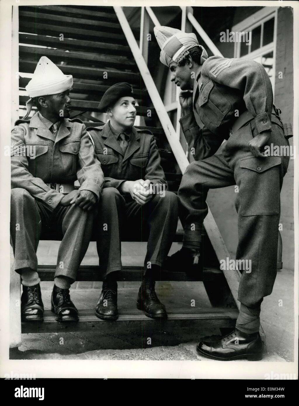 29 mai 1953 - couronnement coloniale à Woolwich Continent : Les membres de la Coronation coloniale contingent, qui seront au nombre de 500 environ et être représentatifs de presque tous les territoires dépendants - qui prendront part à la Procession de retour de couronnement, étaient d'être vu ce matin à l'Artillerie royale Depot, à Woolwich. La photo montre le GNR. W. Maloolm Hanks, R.A., Centre, de Woolwich - converser avec le SGT. Mohamed, Mohamub du Somaliland, et Sgt. Abdulia Aikhadrauli, (à droite), du Somaliland - Woolwich aujourd'hui. Banque D'Images