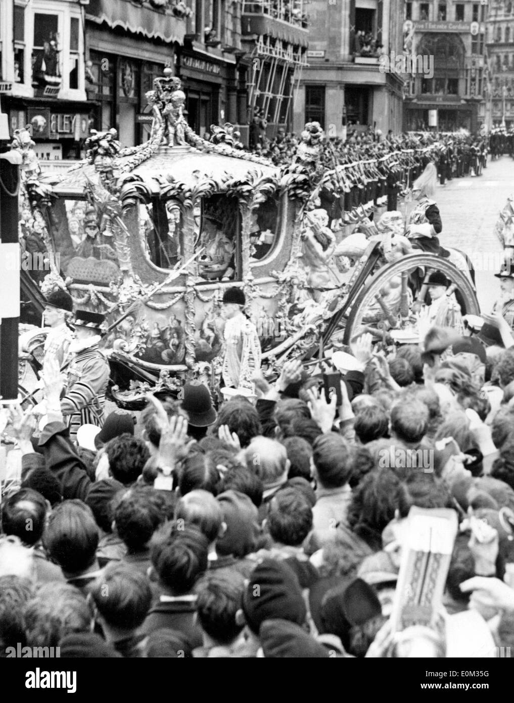 Les rues bondées de Londres au cours du couronnement de la reine Elizabeth II Banque D'Images