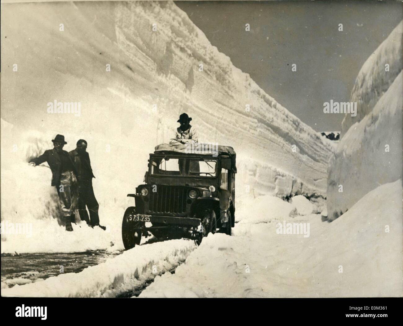 Juin 06, 1953 - Le poids de la neige autour de la dérive de ''l'Autriche Grossglockner'' : Depuis la Pentecôte un cold-wave a paralysé le trafic régulier sur l'Autriche célèbre ''Grossglockner''-route. Chutes de neige lourde, Tempête et Grêle et chemins de handicap les touristes allant au sud. Photo montre une jeep combats +son chemin à travers la neige-couvertes Grossglocknerstrasse, en juin 1953. Regarder la neige allant à la hache de la jeep. Banque D'Images