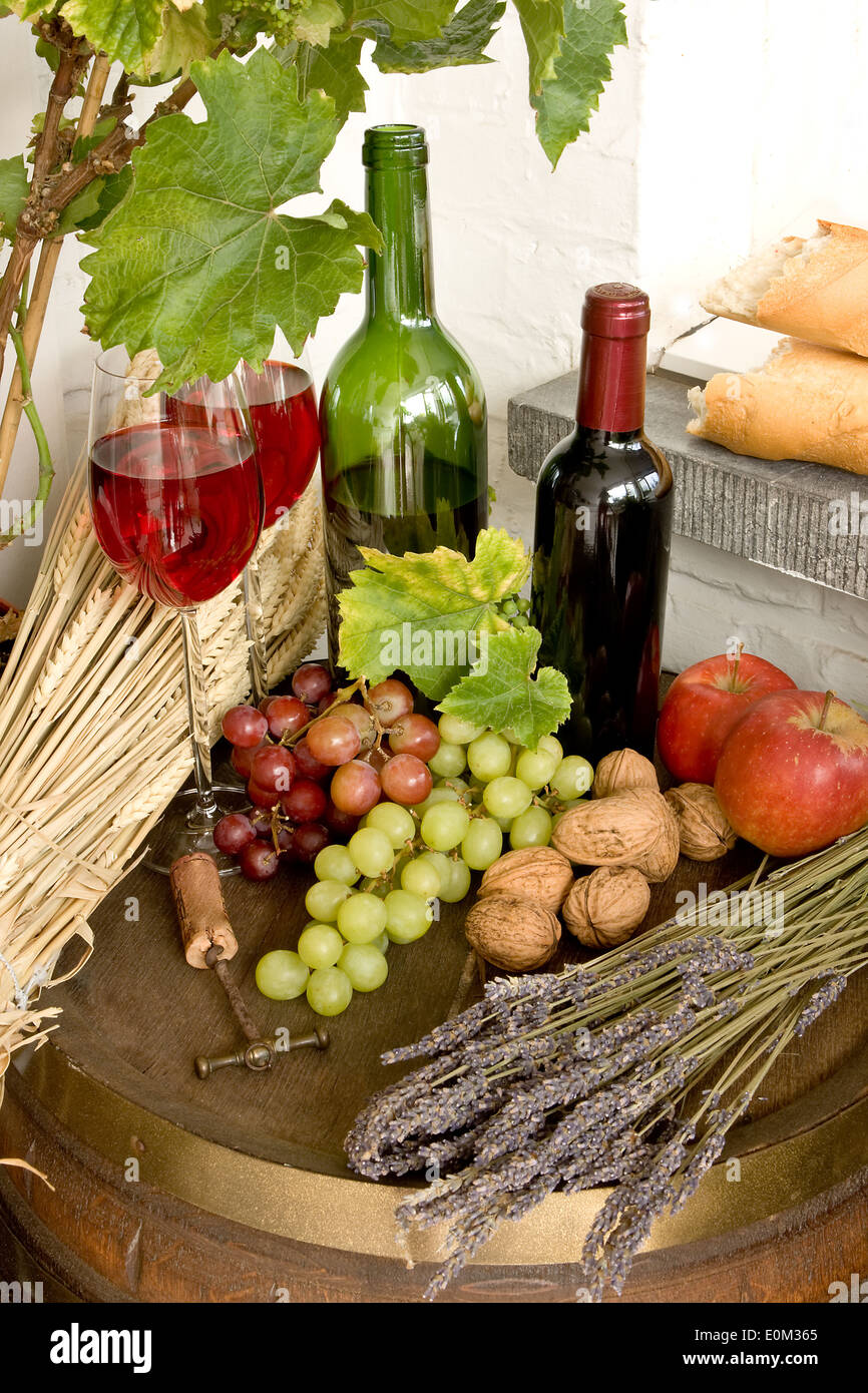 Baril de vin avec des fruits, du vin rouge et du pain Banque D'Images
