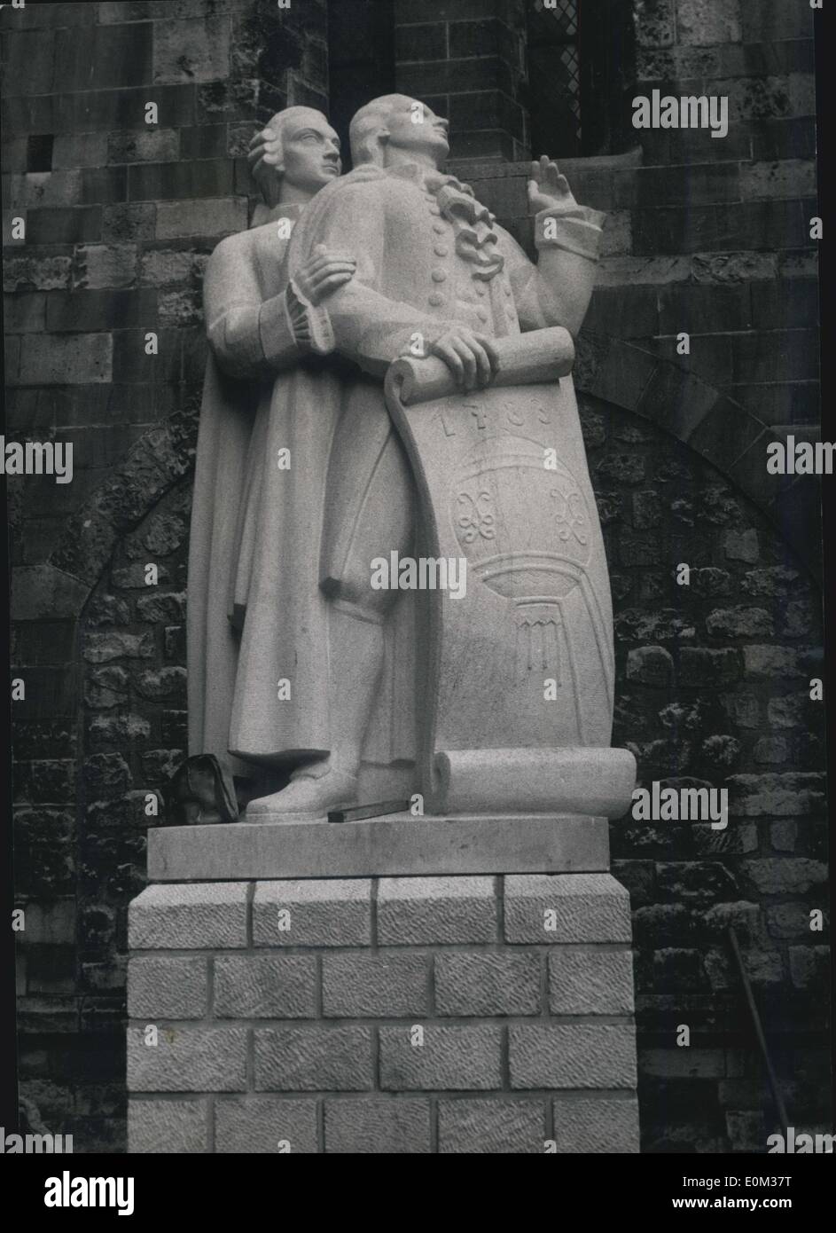 Le 28 avril 1953 - Statue de frères Montgolfier à Paris : photo montre la statue du célèbre frères Montgolfier un travail de sculpture Banque D'Images