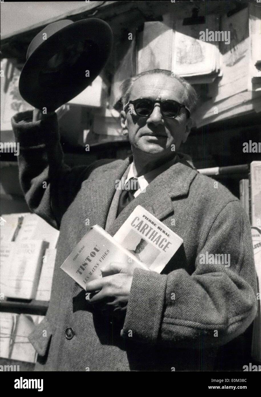 Le 30 avril 1953 - PRIX DU MEILLEUR ROMAN ''INCONNU'' : 45 ans l'auteur français Pierre Hubac qui a reçu un prix pour ses romans de remorquage ''Tistou Les Mains Vides'' et ''Carthage''. Un jury composé de sept libraires côté quay-imitant les ''High Brow'' prix littéraire a décidé d'attribuer un prizz spécial pour le meilleur roman ''inconnu'' pour attirer l'attention de la critique d'une ''sûreté intéressant mais livre. Banque D'Images