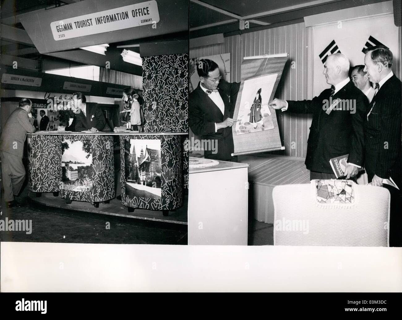 Juin 06, 1953 - L'exportation internationale -Juste Toronto, Canada : ''l'exportation des marchandises canadiennes et britanniques-articles ''sont à la tête de tous les autres pays'' rapports notre correspondant depuis Toronto, Canada, et il nous a fourni avec cette photo. A-t-il ajouté, ''l'Allemagne est parmi les ''runner-up'' mais la qualité des articles affichés semble être un véritable match à ces illustré par d'autres pays européens. 250 exposants allemands ont construit leurs stands Banque D'Images