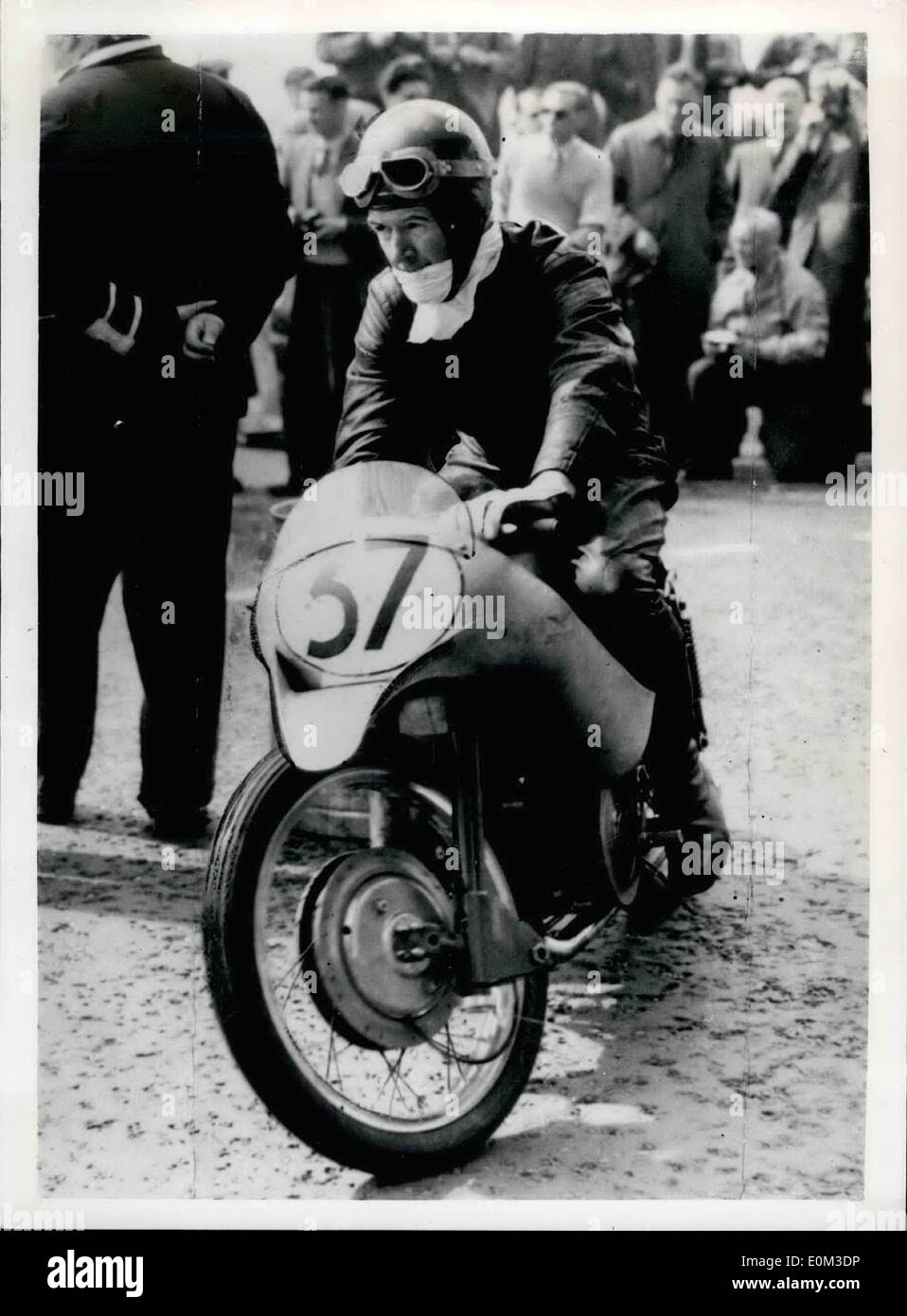 Juin 06, 1953 - Anderson gagne 250 cc. Race : T.t. un Italien Équitation Moto Guzzi, F.Anderson a remporté la légèreté de l'événement de la c.c. 250 T.A. Course à l'isle d'hommes hier. Sur son deuxième tour, il bat le record du circuit à 85,52 milles photo montre F. Anderson , vu qu'il a réchauffé sa moto guzzi avant le début. Banque D'Images