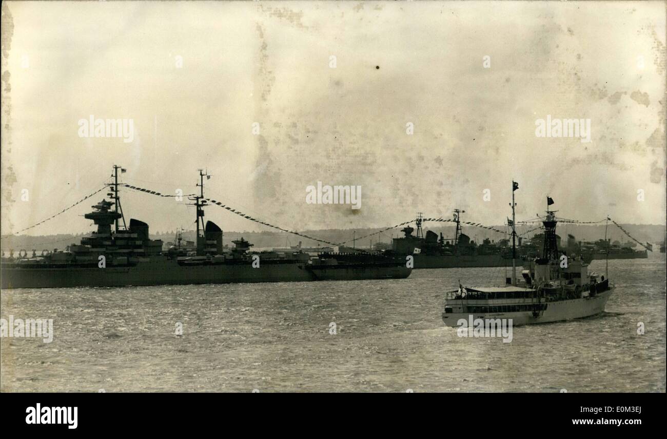 Juin 06, 1953 - Queen Reviews flotte. : Sa Majesté la reine a examiné aujourd'hui les navires des marines étrangères et du Commonwealth à Spithead. : la frégate HMS Surprise portant sa Majesté passe le croiseur russe verdlov «» au cours de l'examen. Banque D'Images