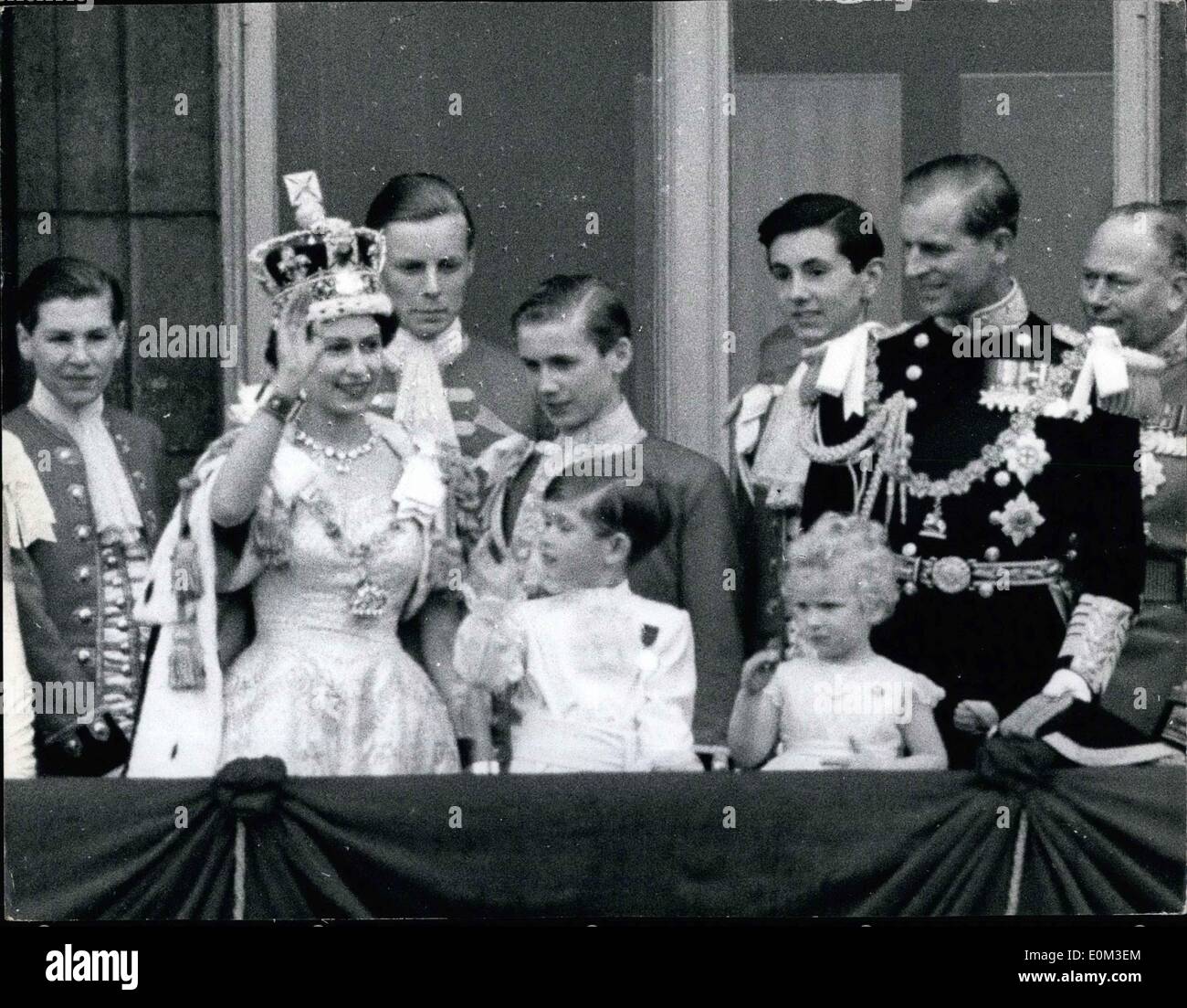 Juin 06, 1953 - Coronation, Reine et sa famille sur le balcon du palais. ''(Illisible)'' du lecteur à travers Londres. Photo montre h.m. La Reine avec le duc d'Édimbourg et leurs enfants le Prince Charles et la Princesse Anne sur le balcon du palais de Buckingham après leur entraînement de Corporation par Londres cet après-midi. sur la droite de photo - à gauche du duc peut être vu la reine mère, la princesse Margaret, duchesse des bonnes de l'honneur, Princesse royale et la duchesse de Gloucester. Banque D'Images